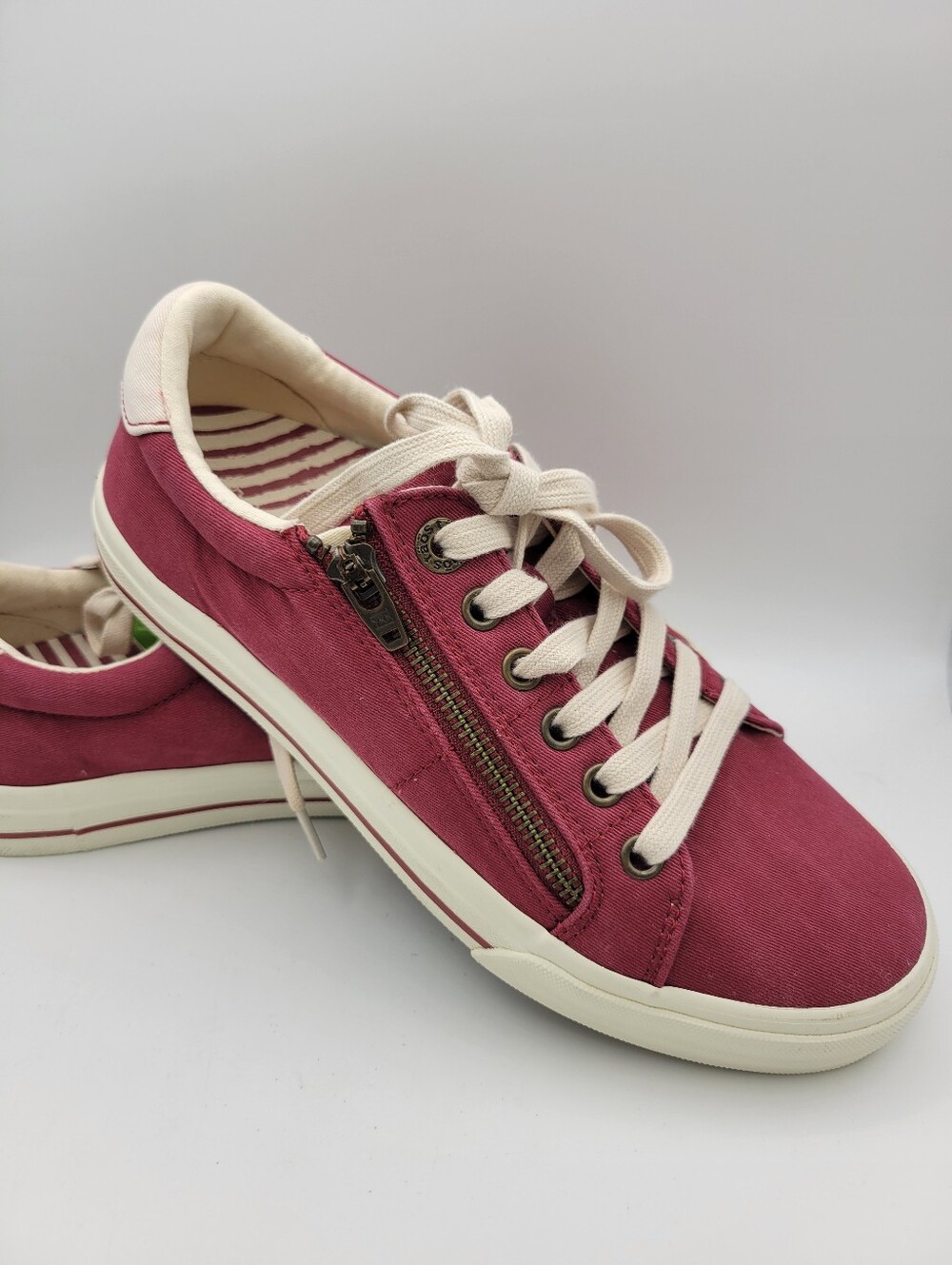Taos Z Soul Crimson Side Zip Sneakers Size 7